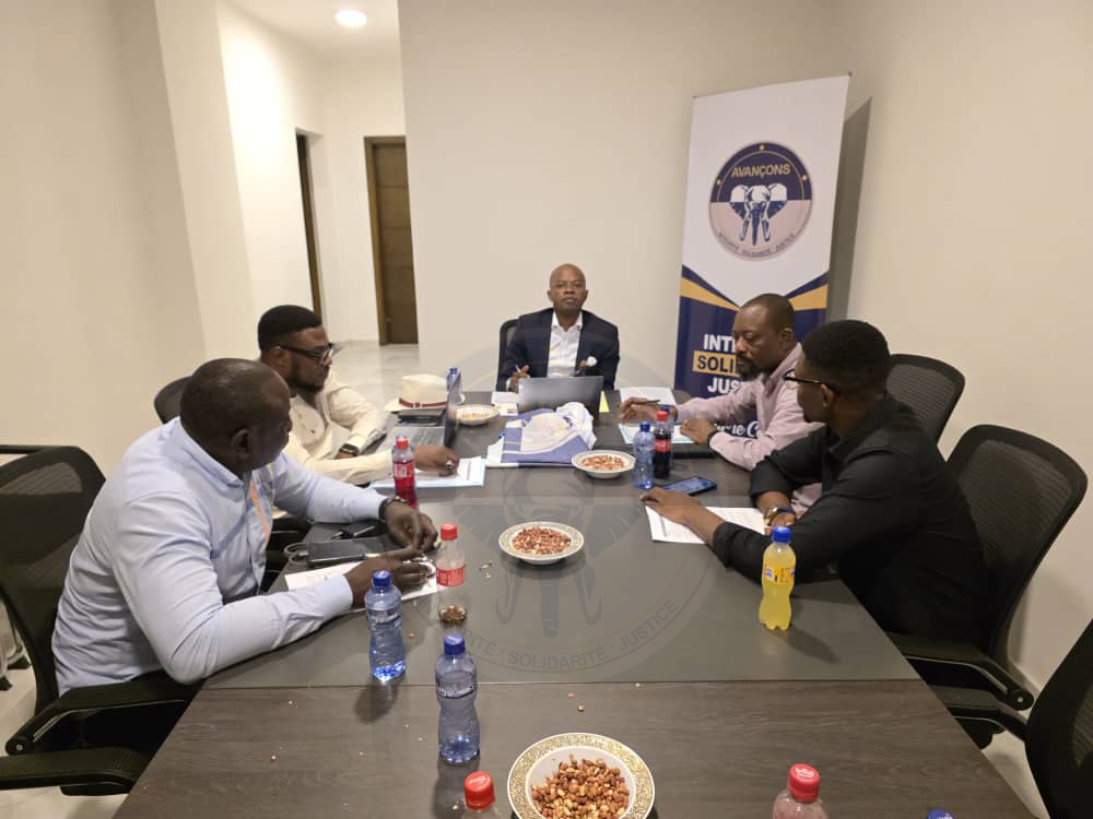 Le Président National Man David Kiala et le Secrétaire Général Floyd Kalombo lors de la réunion des commissions du Parti Avançons à Kinshasa, octobre 2025