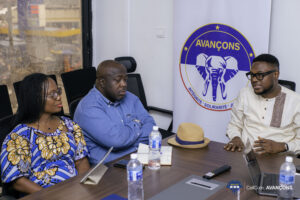 Le Secrétaire Général Floyd KABUYA KALOMBO en séance stratégique avec les Secrétaires Généraux Adjoints Blaise NDATY MATUMONA et Djulia MUKONDE pour l’implantation du Parti Avançons à Kinshasa