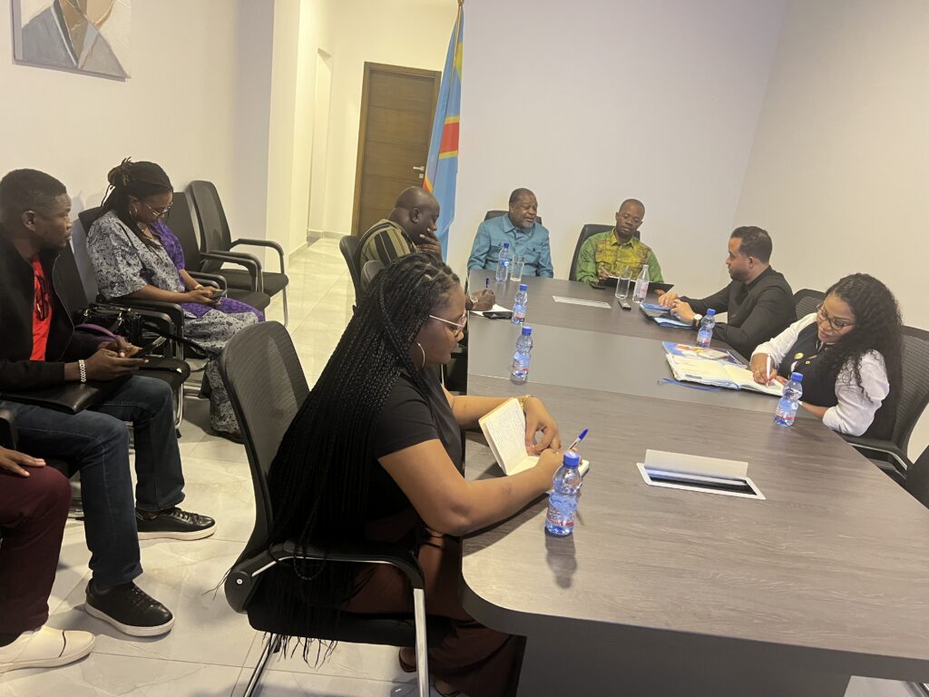 Man David Kiala, président du parti Avançons, aux côtés du gouverneur du Kwango Willy Bitwisila, lors d’une réunion stratégique avec des investisseurs étrangers pour le développement du Kwango.