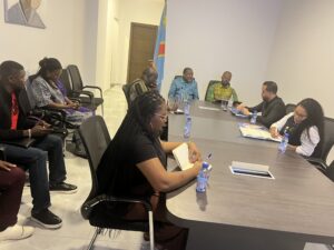 Man David Kiala, président du parti Avançons, aux côtés du gouverneur du Kwango Willy Bitwisila, lors d’une réunion stratégique avec des investisseurs étrangers pour le développement du Kwango.